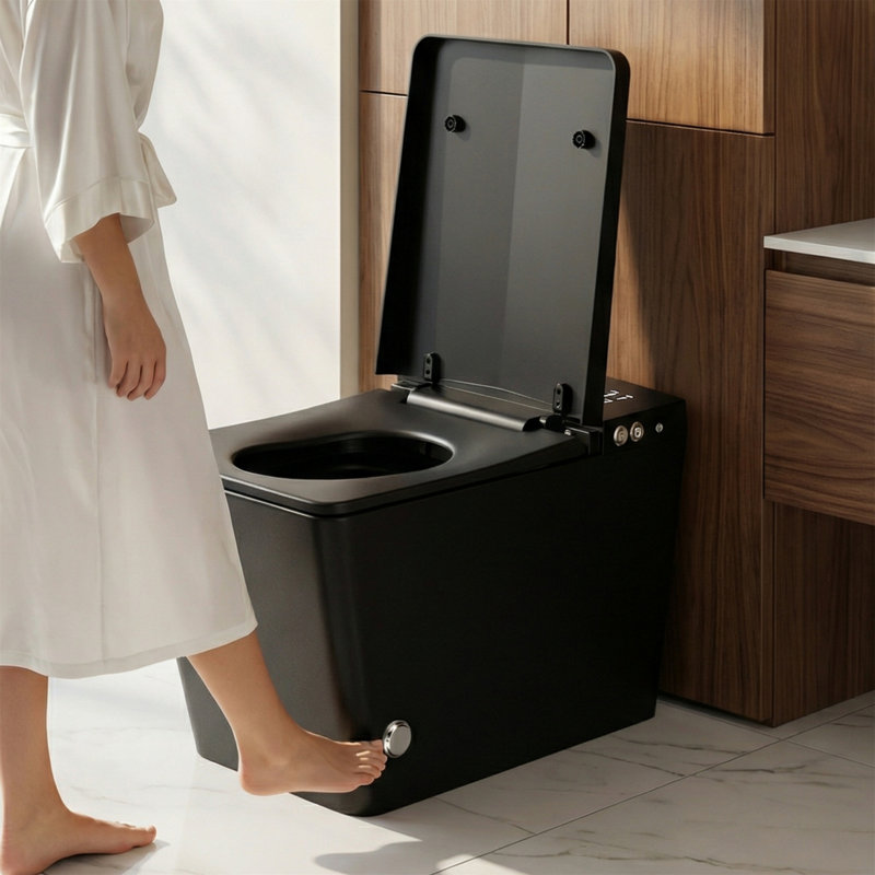 Toilette carrée intelligente avec réservoir et pompe intégrés, chasse d'eau automatique à capteur de pied, siège de bidet chauffant, télécommande, noir