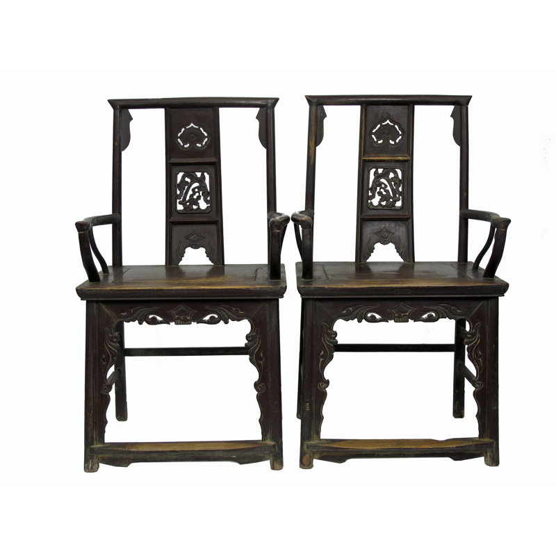 Une paire de fauteuils chinois antique avec dossier sculpté et rebord