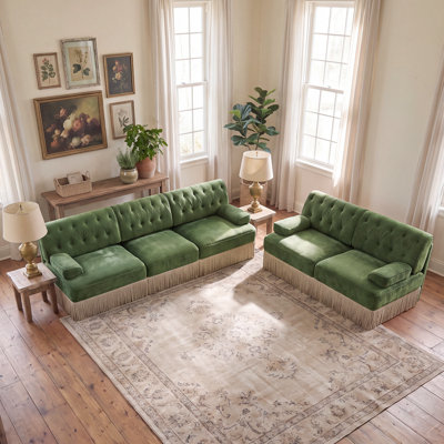 Ensemble de canapés Chesterfield surdimensionnés verts, composé d'un canapé 2 places et d'un canapé 3 places en velours capitonné avec jupe à pompons, et garni de mousse haute densité. Mobilier rembourré pour salon.