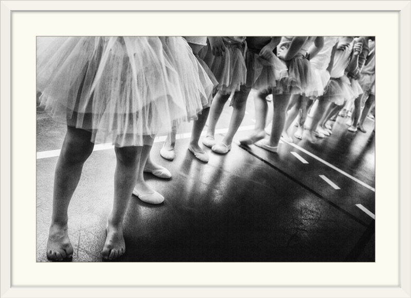 «Straub» Ballerina par Laura Mexia, reproduction de photo, H 32 po x l 44 po x P 1 po, Cadre blanc