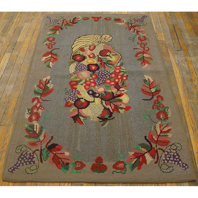Tapis rétro gris à motif floral