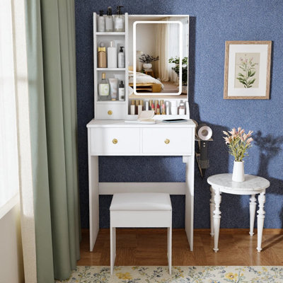 Petit bureau de meuble-lavabo 23,6 po avec éclairage à DEL et prise de courant | 3 tiroirs et tablettes ouvertes, support pour sèche-cheveux, fauteuil inclus | Luminosité réglable, 3 modes de couleur