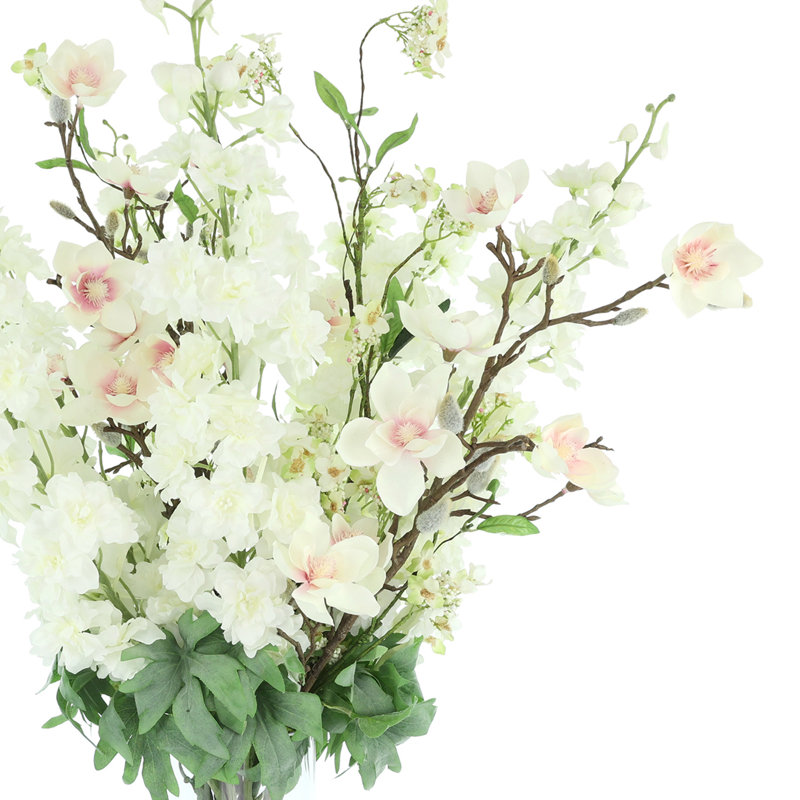 Arrangement delphinium et papillon magnolia