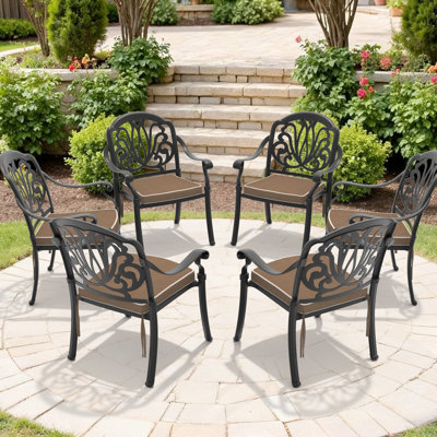 6 chaises de patio en fonte d'aluminium, structure noire, coussins bruns, procédé de moulage traditionnel pour une belle apparence, résistance aux intempéries et à la corrosion, chaises larges et empilables faciles à ranger avec