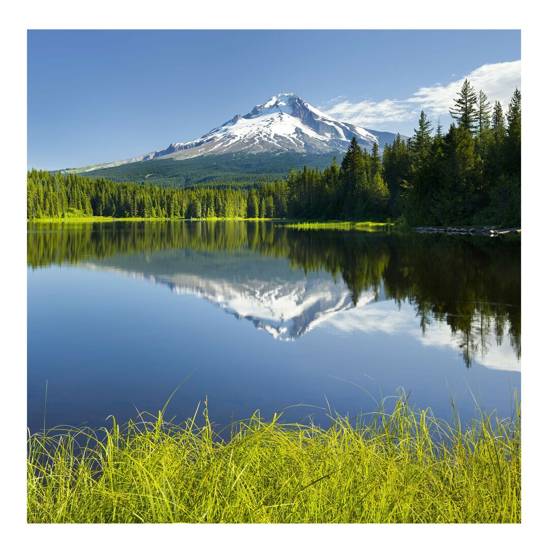 Strukturierte Fototapete Volcano with Reflection in the Water