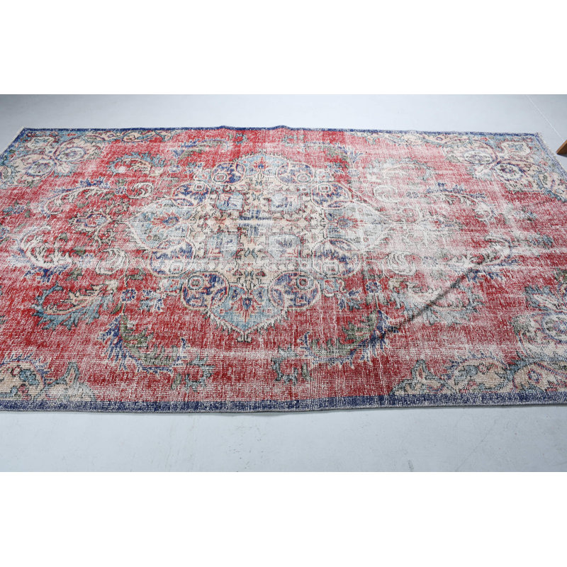 Tapis turc rétro tissé à la main en rouge riche pour les grands salons - Laine authentique avec touche bohémienne