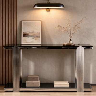 Console minimaliste en verre noir avec cadre miroir argenté, idéale pour l'entrée du salon.