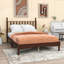 Lit plateforme en bois avec tête de lit-921344335