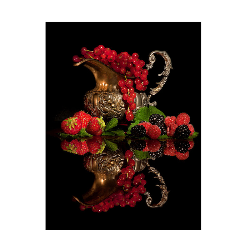 Toile tendue - Aida Ianeva «Red Fruits», art mural pour salon, chambre à coucher ou bureau - 18 x 24, H 24 po x l 18 po
