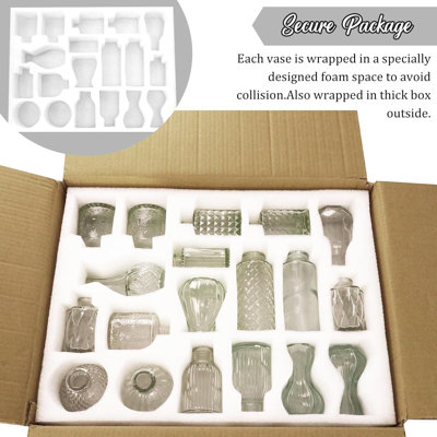Ensemble de 36 petits vases en verre transparent de forme variée, parfaits pour décorer une table lors d'un mariage champêtre ou pour la décoration intérieure. Ces vases sont composés de bouteilles en verre vintage et sont disponibles en grande quantité. Leurs formes variées en font un choix idéal pour une décoration de table rustique ou pour la décoration de la maison.