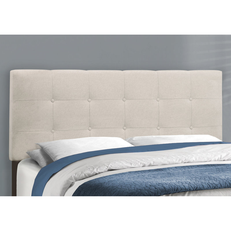 Lit de chambre à coucher de style transitionnel avec tête de lit rembourrée et plateforme stable