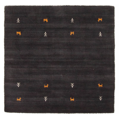 Les tapis Gabbeh sont fabriqués à la main avec des poils très hauts et des motifs très simples et stylisés.