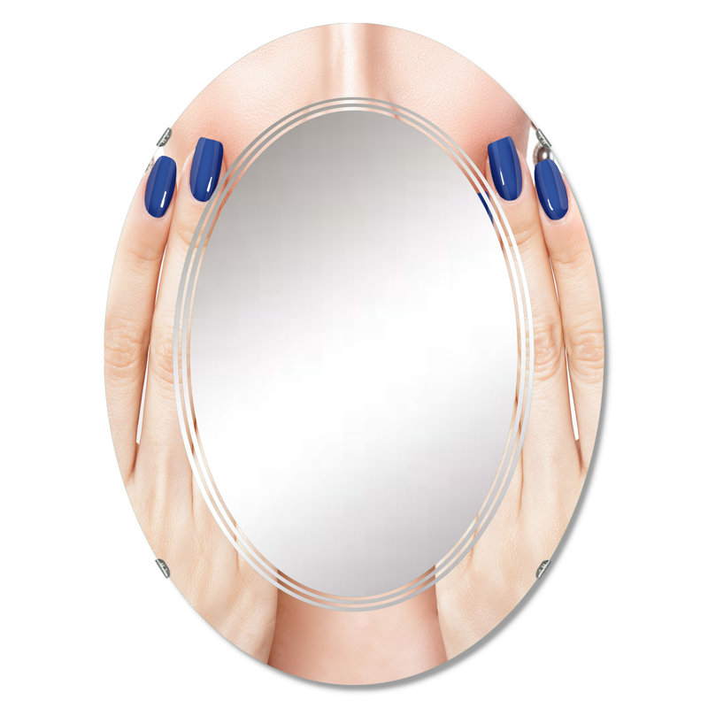 «Woman with Blue Lips Touching Her Lips - Miroir mural glam ovale, 30 po x 20 po