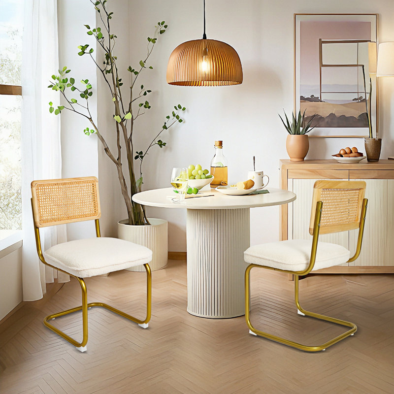 Ensemble de 2 chaises de salle à manger en rotin de style Mid-Century moderne, siège rembourré en molleton avec dossier en rotin tissé et pieds en métal doré pour la cuisine, la salle à manger, le salon, le restaurant et le coin-repas, crème