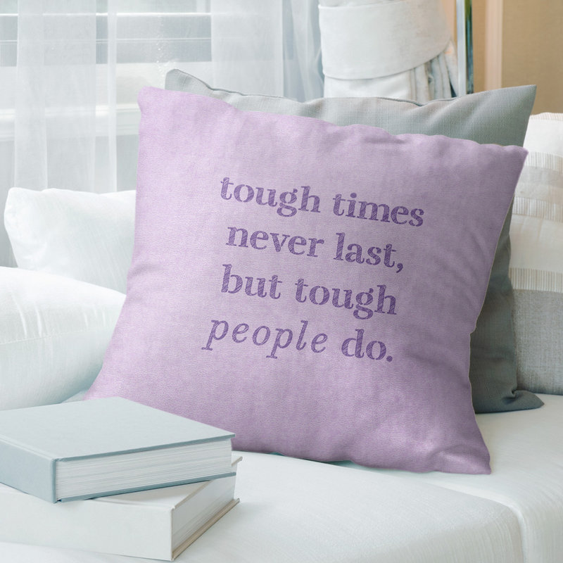 Housse de coussin Handwritten Tough Times, 26 po x 26 po, Mauve, Polyester/ Bourre en polyester