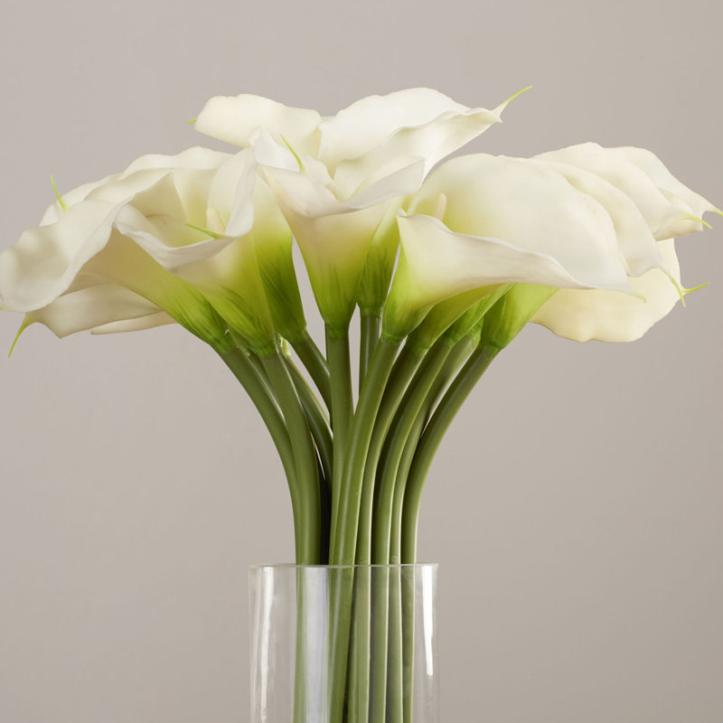 Centres de table lys dans un vase