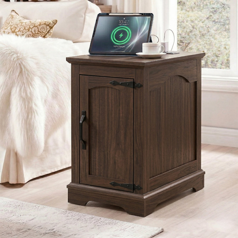 Table de bout Farmhouse avec station de charge, armoire de rangement avec porte en bois et tablette réglable, table d'appoint rustique avec ports USB et prises de courant pour le salon ou la chambre à coucher