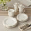 Assiettes à dîner en grès Heritage de 11 pouces - Assiettes élégantes à rebords festonnés avec perles en relief, ensemble de 4 - Assiettes blanc cassé intemporelles pour les dîners, les fêtes et l'utilisation quotidienne