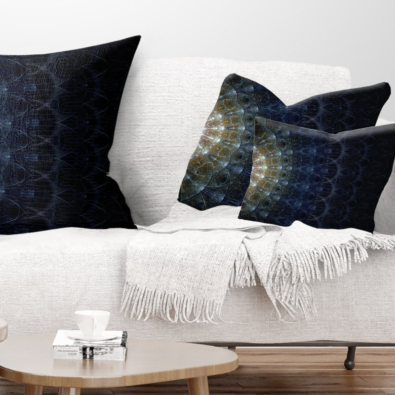Coussin décoratif symétrique bleu argenté à motif floral fractal