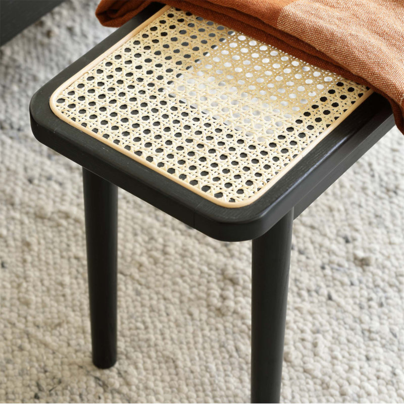 Banc de salle à manger moderne en bois massif avec détails en rotin, sièges polyvalents et élégants pour la chambre à coucher, le vestibule et le salon