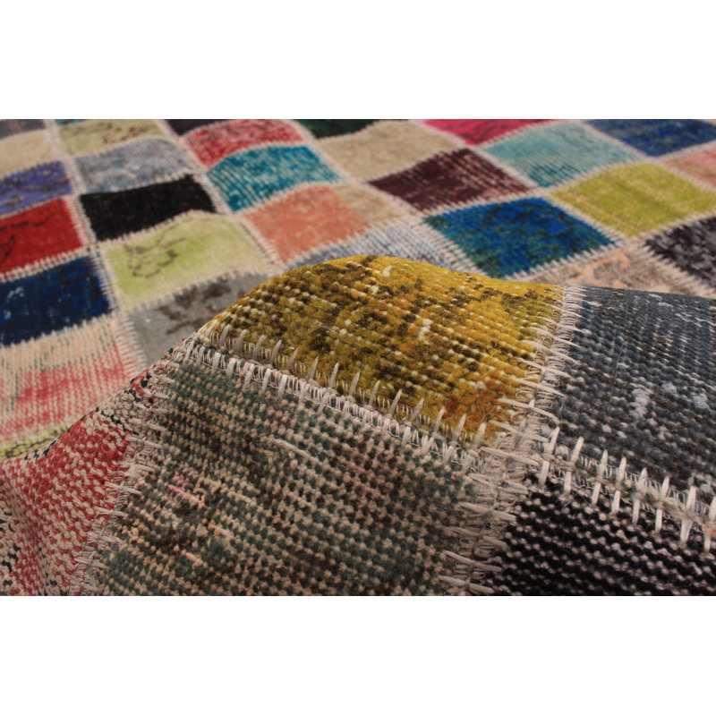Tapis unique en laine noué à la main rouge / jaune / bleu 4 pi 2 po x 6 pi 5 po années 2010 Arby