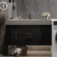 Meuble-lavabo flottant simple contemporain avec comptoir en faux marbre, lavabo en céramique et beaucoup de rangement pour une salle de bain moderne et sans encombrement.