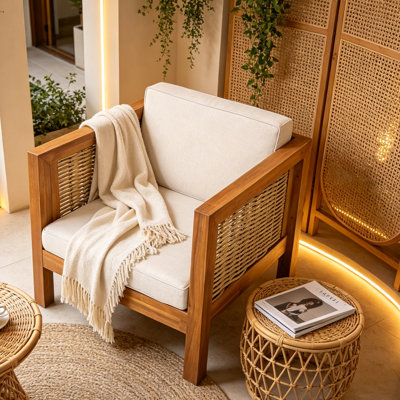 Fauteuil club d'extérieur en bois d'acacia osier | Fauteuil Coastal-Rustic avec panneaux en osier naturel et coussin beige épais | Siège de patio résistant aux intempéries, capacité de 400 lb | Méridienne moderne pour le jardin, la terrasse ou la piscine