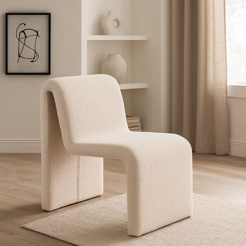 Chaise de salle à manger sans accoudoirs Nena, tissu courbé brun clair en peau de mouton