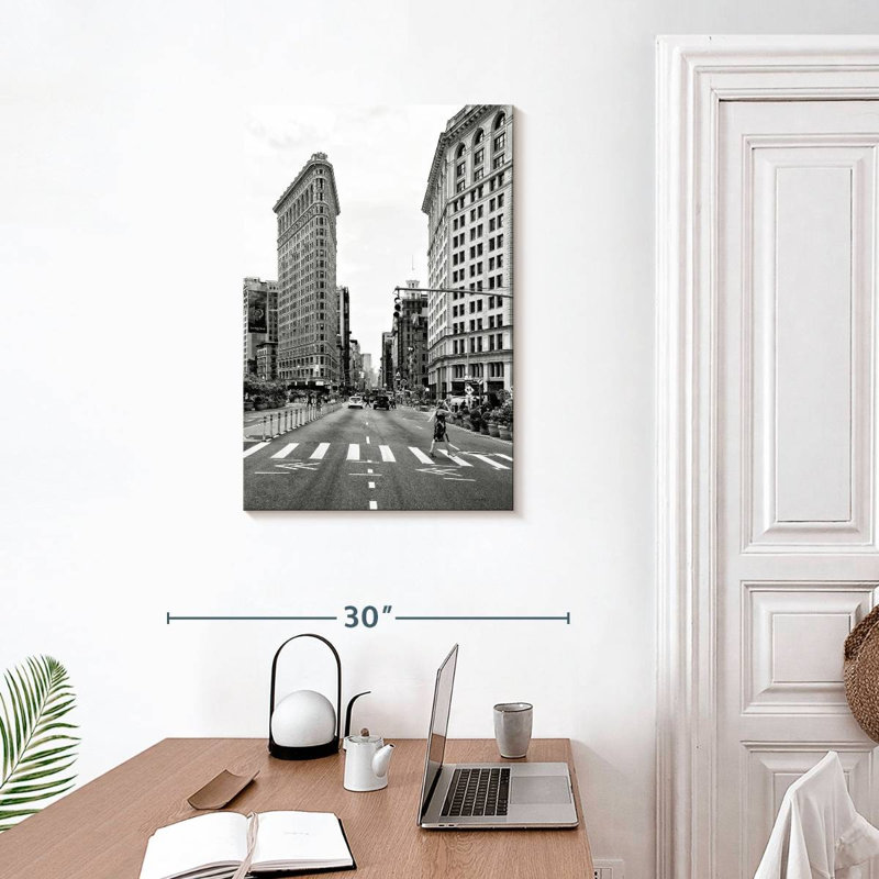 Aime The Flatiron Building, H 30 po x l 20 po