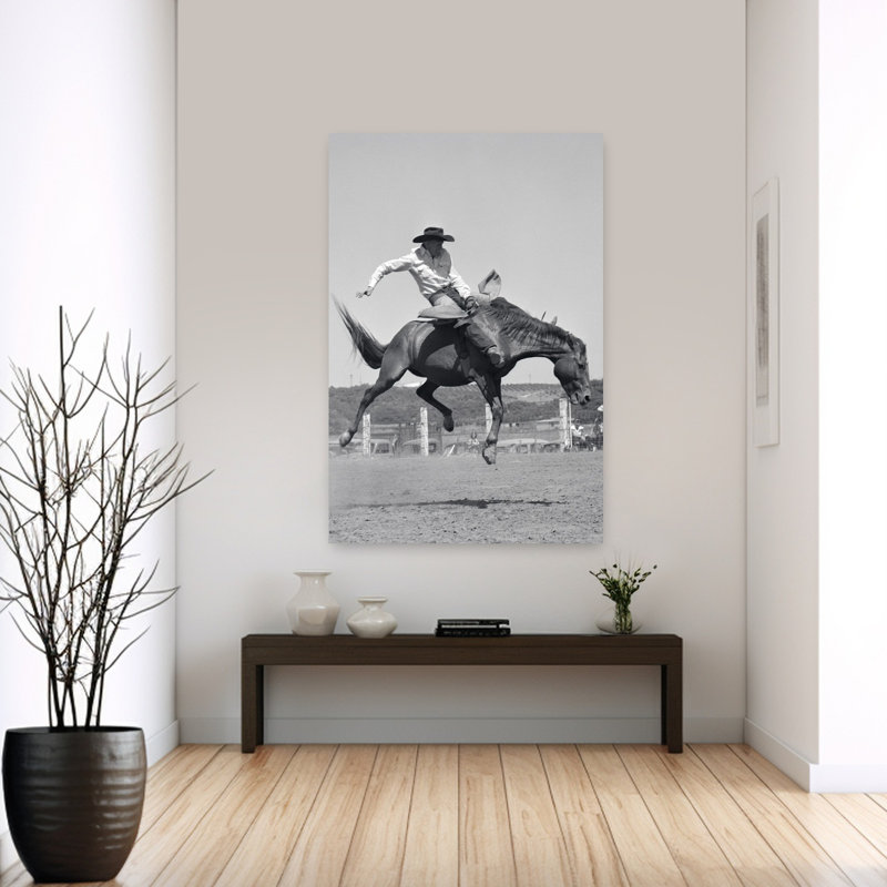 1950 s Cowboy chevauchant un cheval à cru sur un Western Ranch, 60" H x 40" W