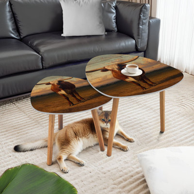 Ensemble de 2 tables gigognes triangulaires superposées en forme de cornes de vache Texas Longhorn contre la pittoresque table de bout Texas