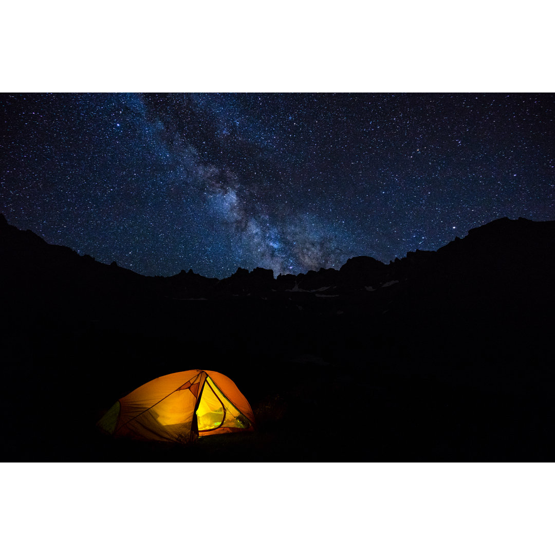 Milchstraße und schroffe Berggipfel von Adventure_Photo - Drucken