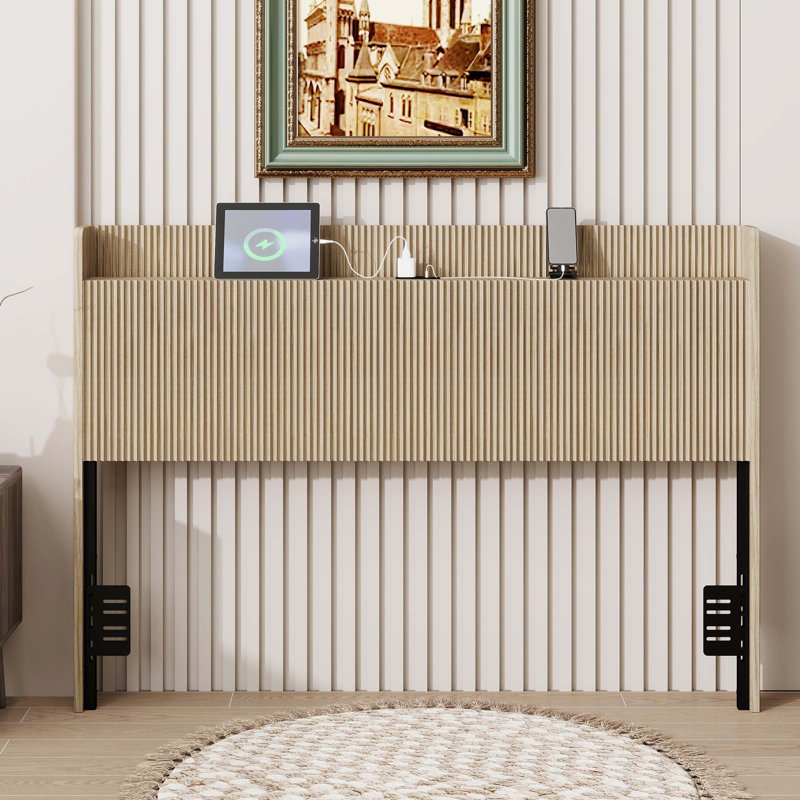 Tête de lit cannelée avec compartiment de rangement pour le chargement et pieds métalliques ajustables