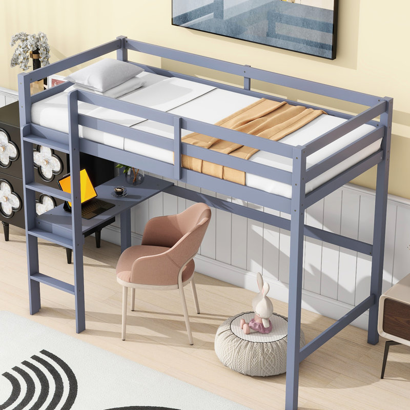 Lit mezzanine simple en bois d'hévéa avec bureau et garde-corps gris, offrant un environnement de chambre à coucher confortable et pratique