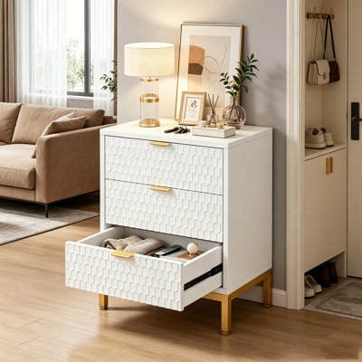 Table de chevet moderne 24,5 po à 3 tiroirs avec devant en relief Honeycomb et pieds dorés, table de chevet blanche avec poignées dorées, table de bout contemporaine pour chambre et petit appartement