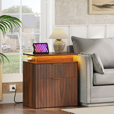Table de chevet cannelée en bois 22,4 po avec station de charge et lumière DEL, 2 tiroirs