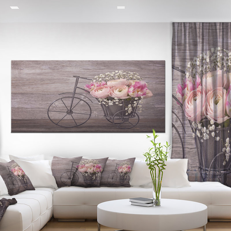 «Ranunculus Flowers on Bicycle», photographie, H 28 po x l 60 po x P 1,5 po, Toile tendue