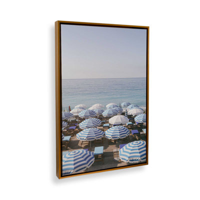Parasols bleus par le rivage sur toile