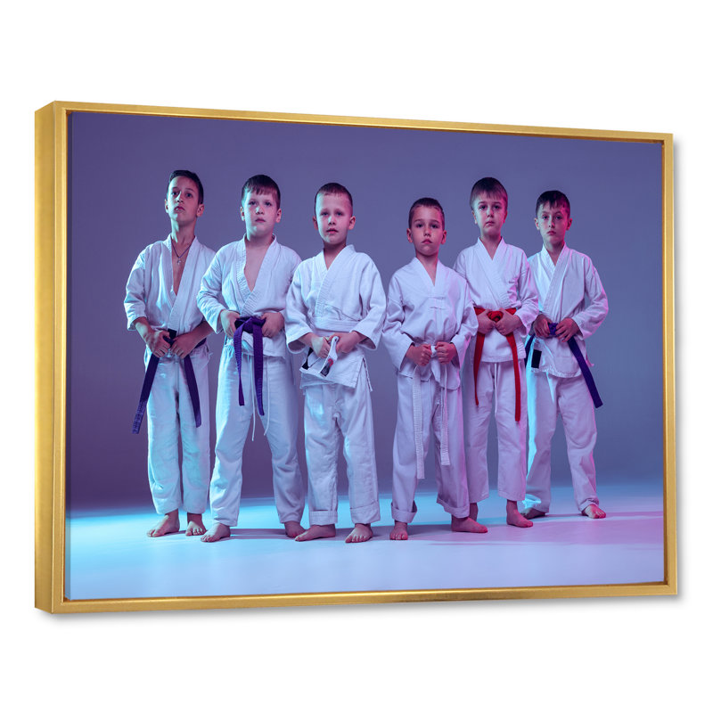 Karate Kids I sur toile, H 24 po x l 32 po x P 1 po, Cadre flottant doré