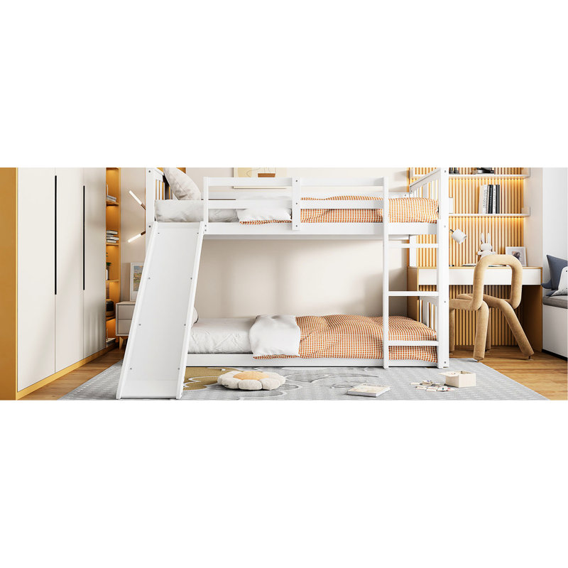 Lit simple au-dessus d'un lit superposé blanc avec glissade amusante et étable