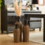 Vases et pots en PVC brun pour salon avec étagères