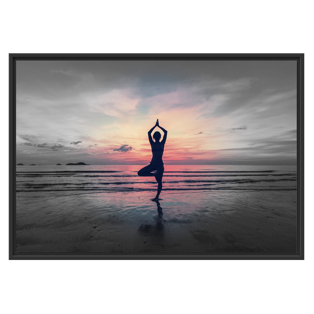 Yoga am Strand Gerahmter Kunstdruck