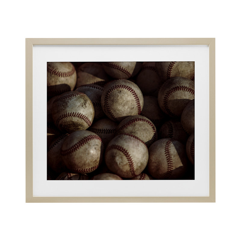 «Bin Of Baseballs», reproduction encadrée sous verre, conception de Marcus Prime, H 13 po x l 16 po, Cadre de récolte en pin
