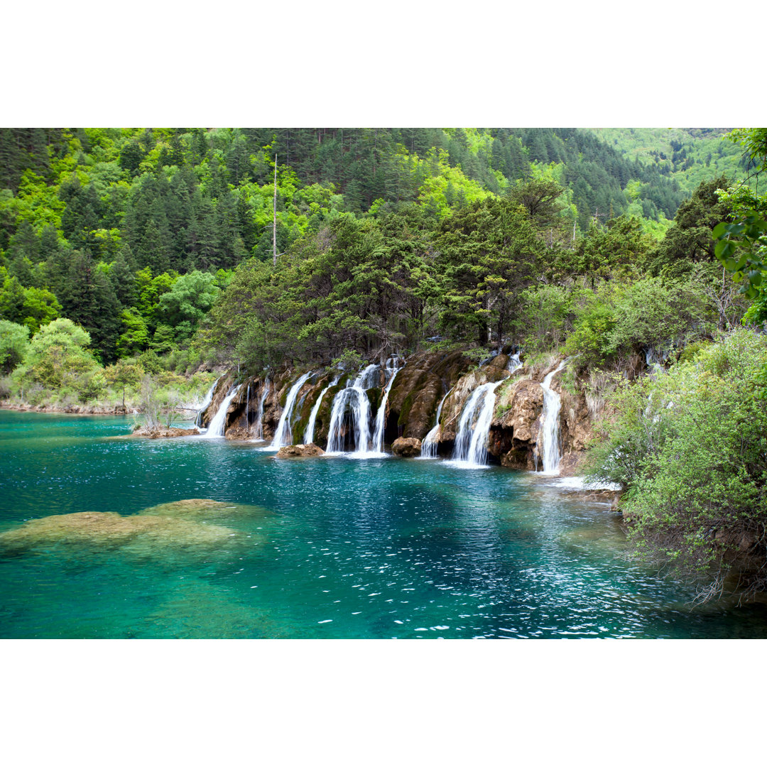 Schöner Wasserfall bei Jiuzhaigou von Fototrav - Druck auf Leinwand ohne Rahmen