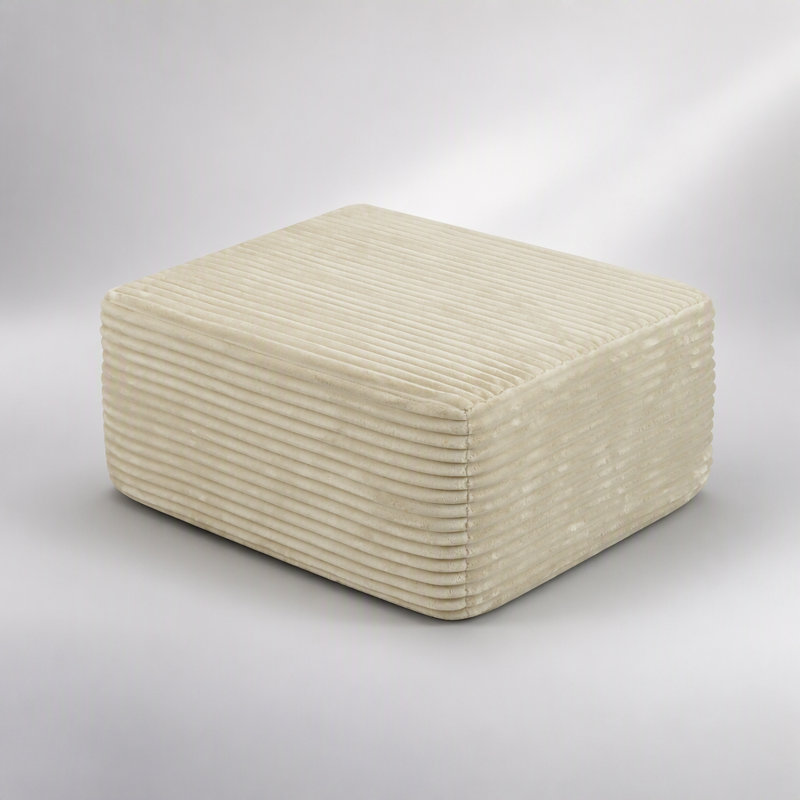 Pouf beige moelleux, repose-pieds élégant et pratique pour un intérieur moderne et une assise confortable