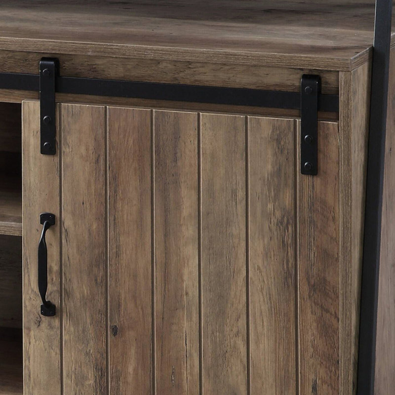 Meuble télé de 60 pouces avec portes coulissantes de style grange, métal noir et chêne rustique, 6 compartiments, 1 tablette ouverte, convient aux téléviseurs de 50 à 59 pouces dans les espaces de vie.
