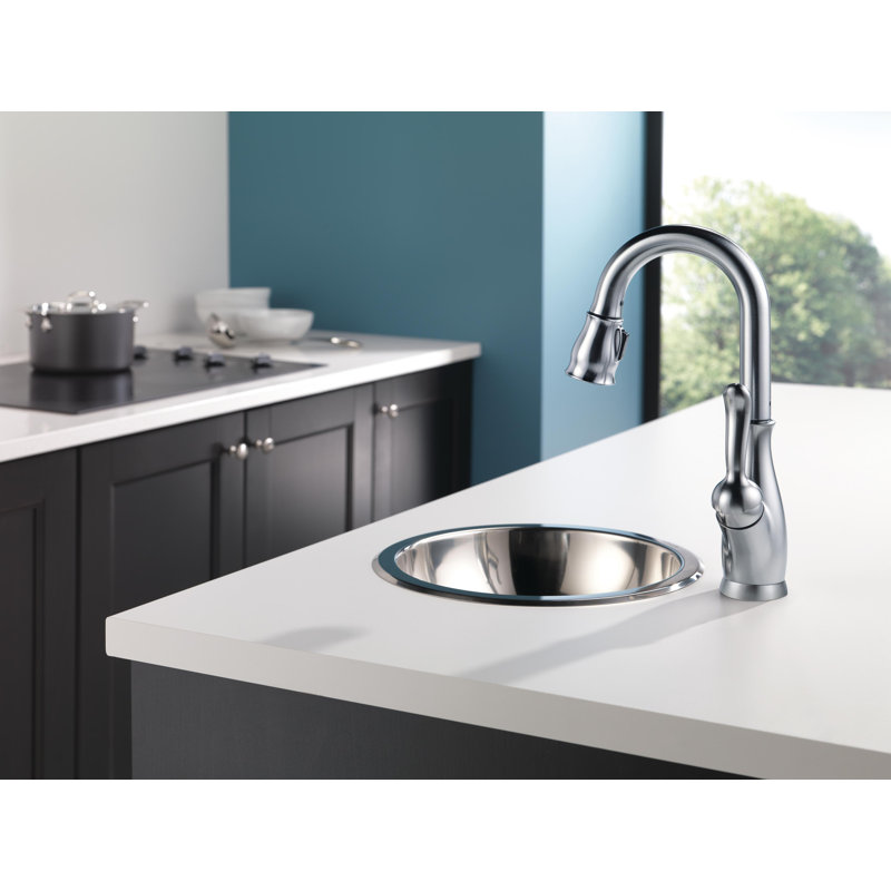 Robinet de bar pulvérisateur rétractable à poignée simple Leland, Acier arctique