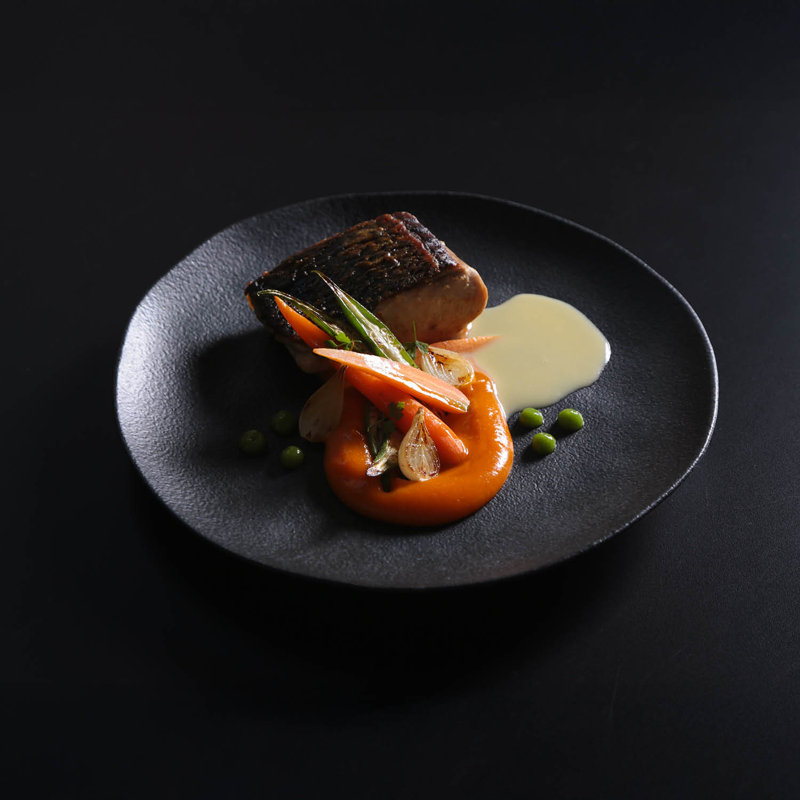 Assiette à dîner en céramique noire matte de 10,8 po - allant au micro-ondes, au four et au lave-vaisselle, par Porto Brasil