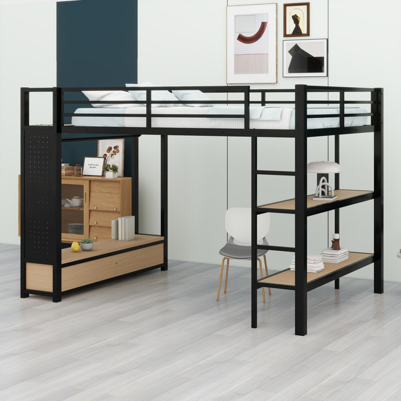 Lit mezzanine avec garde-robe, tablettes de rangement et panneau perforé