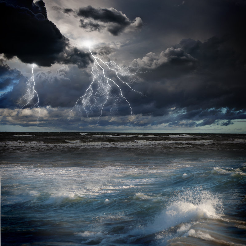 «Storm at Night» par Sergueynivens - reproduction d'art sur toile tendue, L 12 po x H 12 po